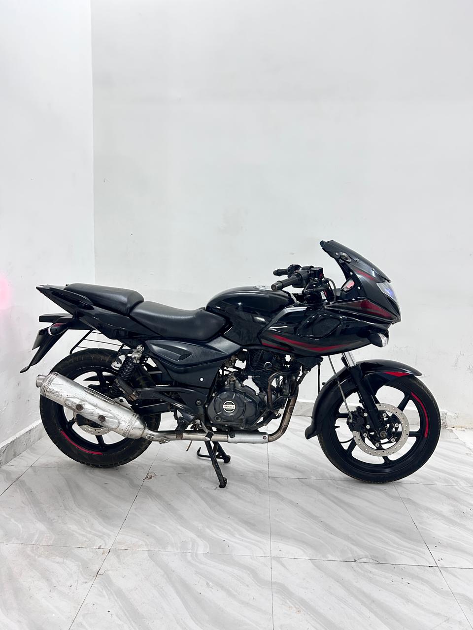 BAJAJ PULSAR 220 F